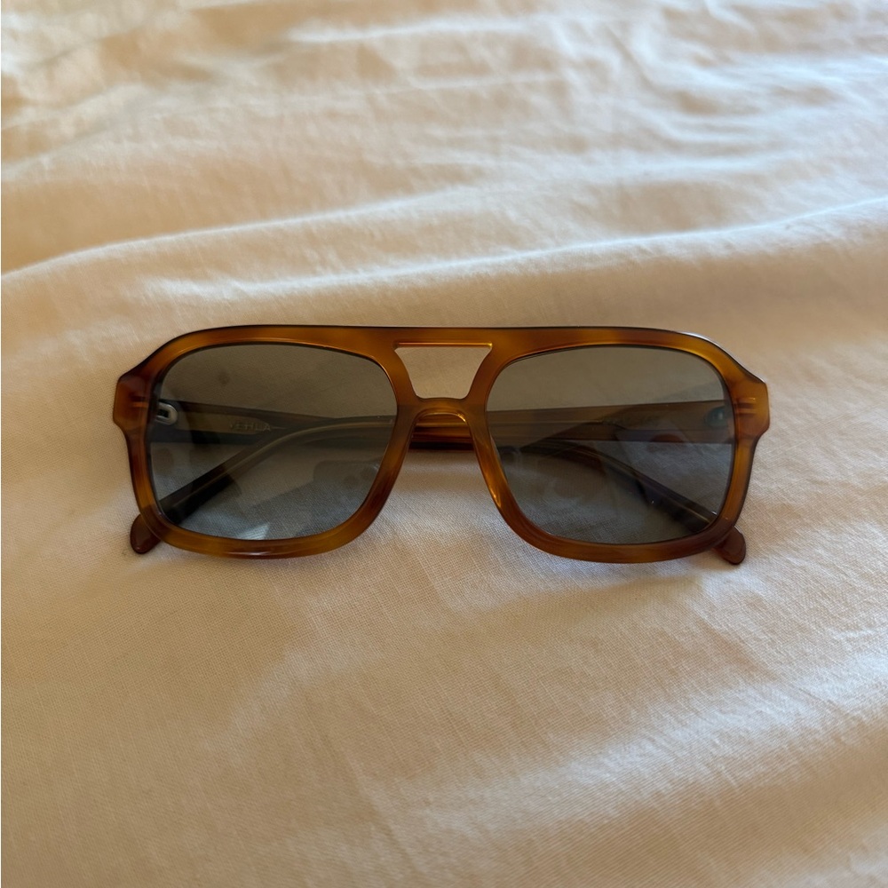 Vehla Dixie sunglasses in honey tort/graphite